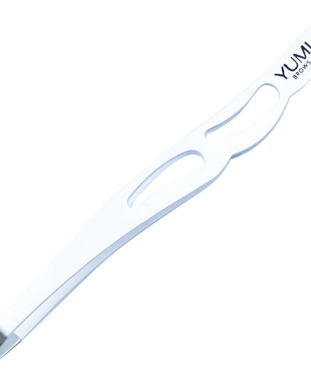 Pince à épiler blanche forme crabe - Yumi Brows